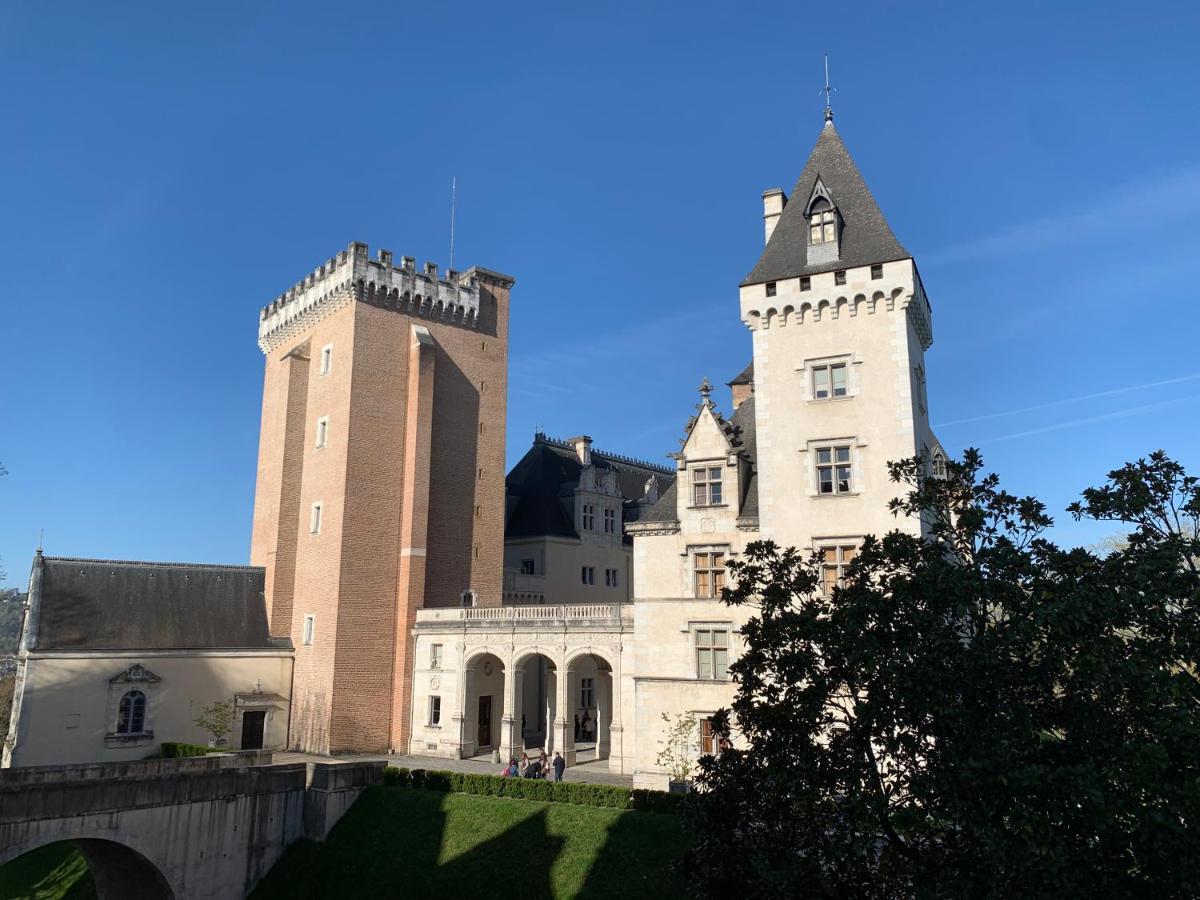Vue Magique Sur Le Chateau Dans Un Quartier Populaire Pau Exterior photo