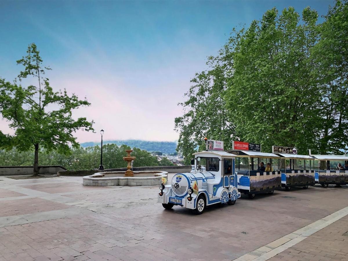 Vue Magique Sur Le Chateau Dans Un Quartier Populaire Pau Exterior photo